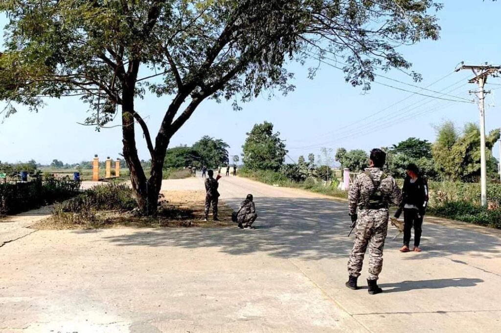 ကောလင်း(ပ.က.ဖ)မှ တပ်ဖွဲ့ဝင်များအား တွေ့ရစဥ်(ပုံဟောင်းအား အသုံးပြုထားပါသည်)