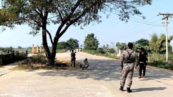 ကောလင်း(ပ.က.ဖ)မှ တပ်ဖွဲ့ဝင်များအား တွေ့ရစဥ်(ပုံဟောင်းအား အသုံးပြုထားပါသည်)