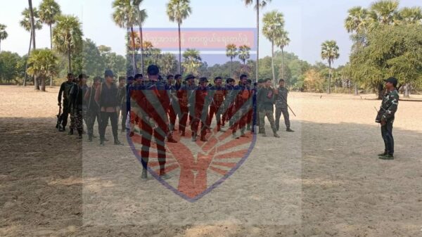 ပြည်သူ့အားမာန်ကာကွယ်ရေးတပ်ဖွဲ့ ရဲဘော်များအား တွေ့ရစဥ်၊ ဓာတ်ပုံ-ပြည်သူ့အားမာန်