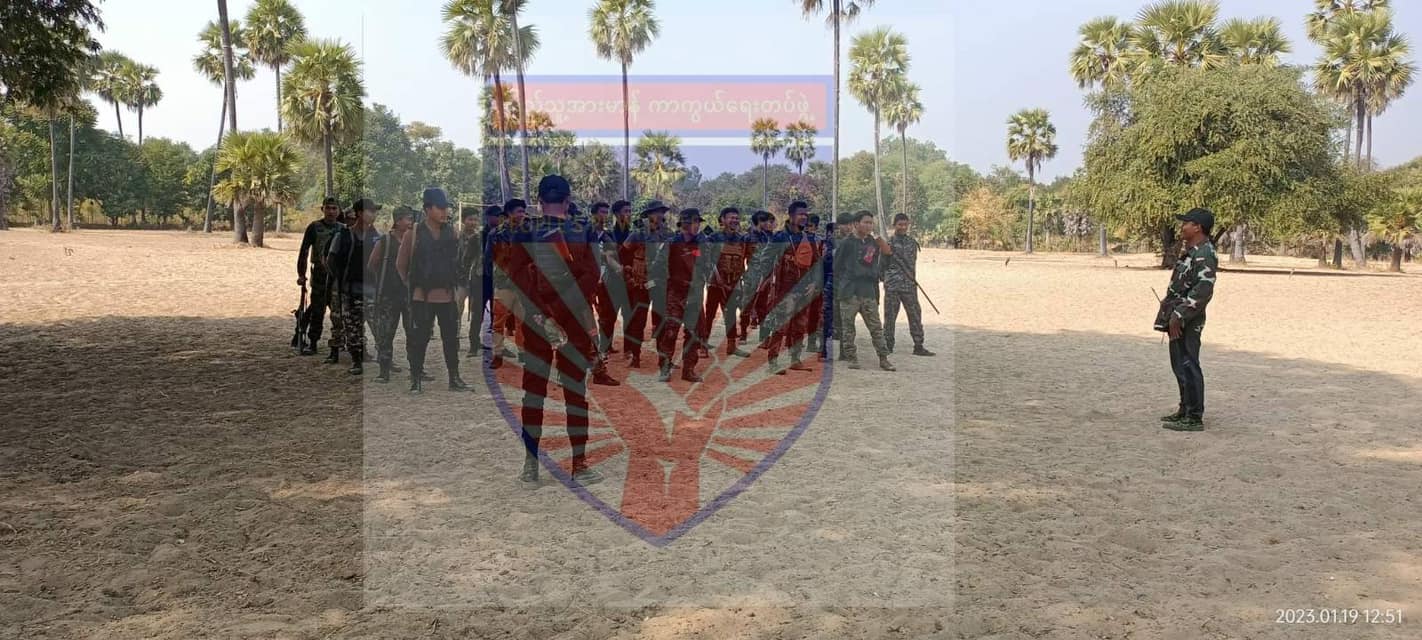 ပြည်သူ့အားမာန်ကာကွယ်ရေးတပ်ဖွဲ့ ရဲဘော်များအား တွေ့ရစဥ်၊ ဓာတ်ပုံ-ပြည်သူ့အားမာန်