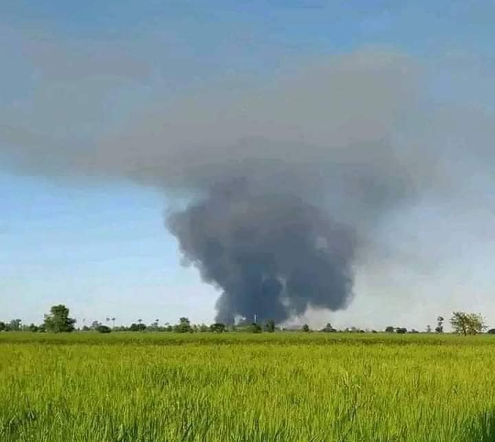 စစ်ကောင်စီတပ်က ရွှေဘိုမြို့နယ်။အင်ကြင်းပင်ရွာအား မီးရှို့ဖျက်ဆီးသဖြင့် မီးလောင်ကျွမ်းနေစဥ်။ ဓါတ်ပုံ-CJ