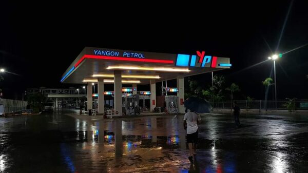 (ရန်ကုန်မြို့ သာ​ကေတရှိ Yangon Petrol စက်သုံးဆီဆိုင်။ ဓါတ်ပုံ-CJ)