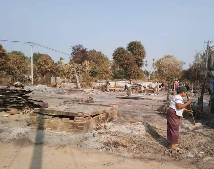 ယဥ်ကျေးရွာမီးရှို့ဖျက်ဆီးခံရပြီးနောက် တွေ့ရစဥ်၊ ဓာတ်ပုံ-ဒီပဲယင်းမြို့နယ်စစ်ရှောင်ထောက်ပံ့ရေးအဖွဲ့