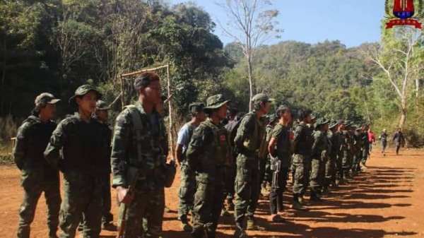 KRU ၏ အပတ်စဉ် (D)အထူးမွမ်းမံသင်တန်းမှ ရဲဘော်များအား တွေ့ရစဥ်၊ ဓာတ်ပုံ - KRU