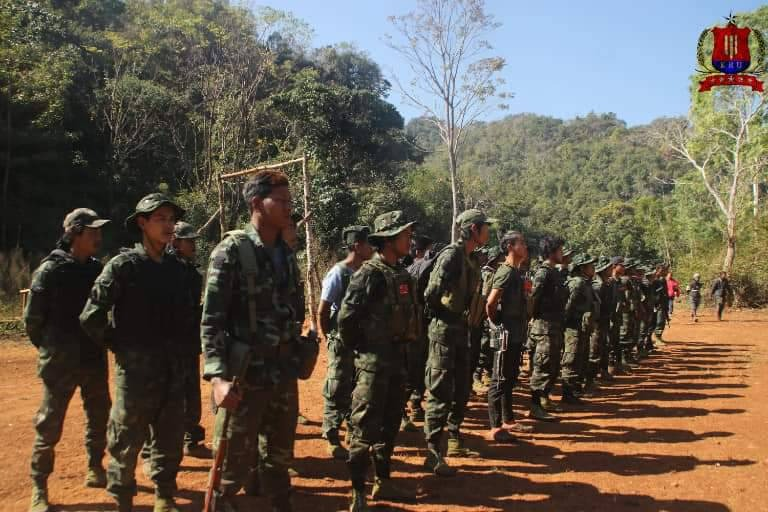KRU ၏ အပတ်စဉ် (D)အထူးမွမ်းမံသင်တန်းမှ ရဲဘော်များအား တွေ့ရစဥ်၊ ဓာတ်ပုံ - KRU