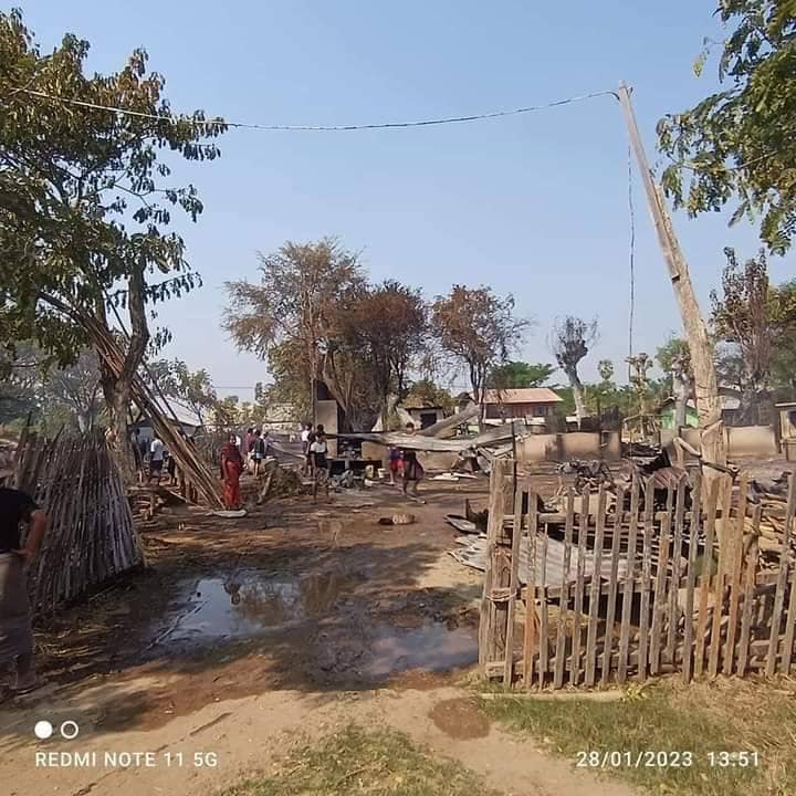 မီးရှို့ဖျက်ဆီးခံရသော ရွာသစ်ကျေးရွာအား တွေ့ရစဥ်။ဓာတ်ပုံ- ခင်ဦးမြို့နယ်သတင်းမှန်ပြန်ကြားရေး