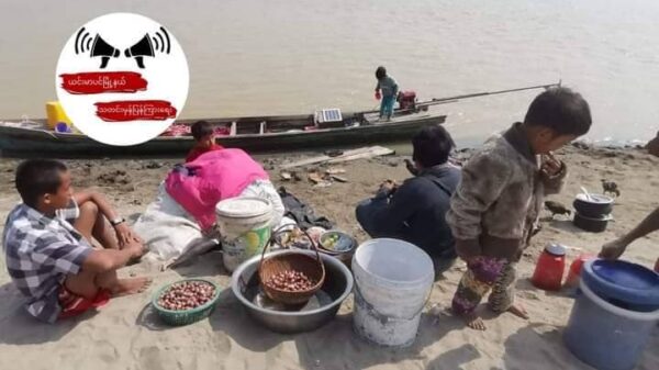 သေဆုံးသွားသော အမျိုးသမီးအား ကမ်းပေါ်သို့တင်ဆောင်ထားစဥ်၊ ဓာတ်ပုံ-ယင်းမာပင်မြို့နယ် သတင်းမှန်ပြန်ကြားရေး