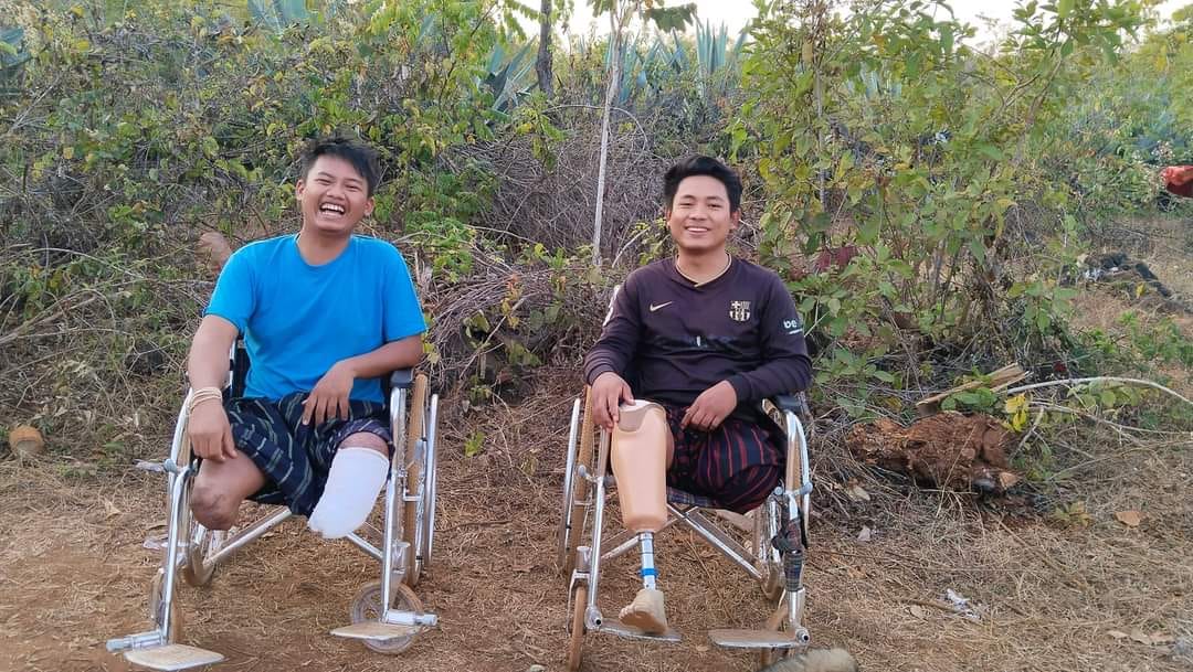 (ဒီ​မော့ဆိုမြို့နယ်ပြည်သူ့ကာကွယ်​ရေးတပ်ဖွဲ့ဝင်နှစ်ဦး။ ဓါတ်ပုံ-Khun Jowani Lin)