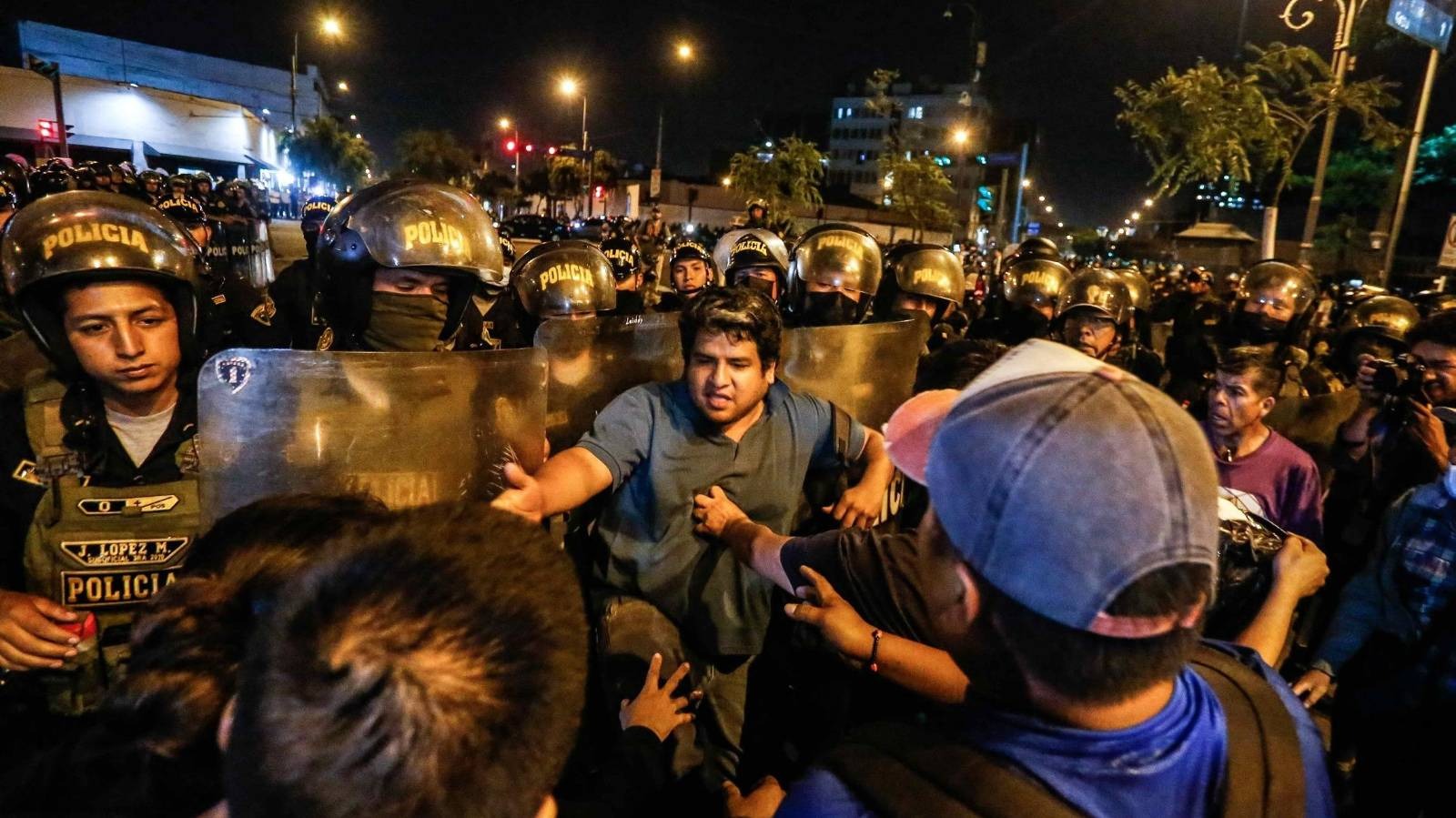 ဆန္ဒပြမှုတွေ အရှိန်မြင့်နေတဲ့ မြို့ကြီးတွေမှာ အရေးပေါ် အခြေအနေ ကြေညာချက်ကို ပီရူး အစိုးရ သက်တမ်းတိုး