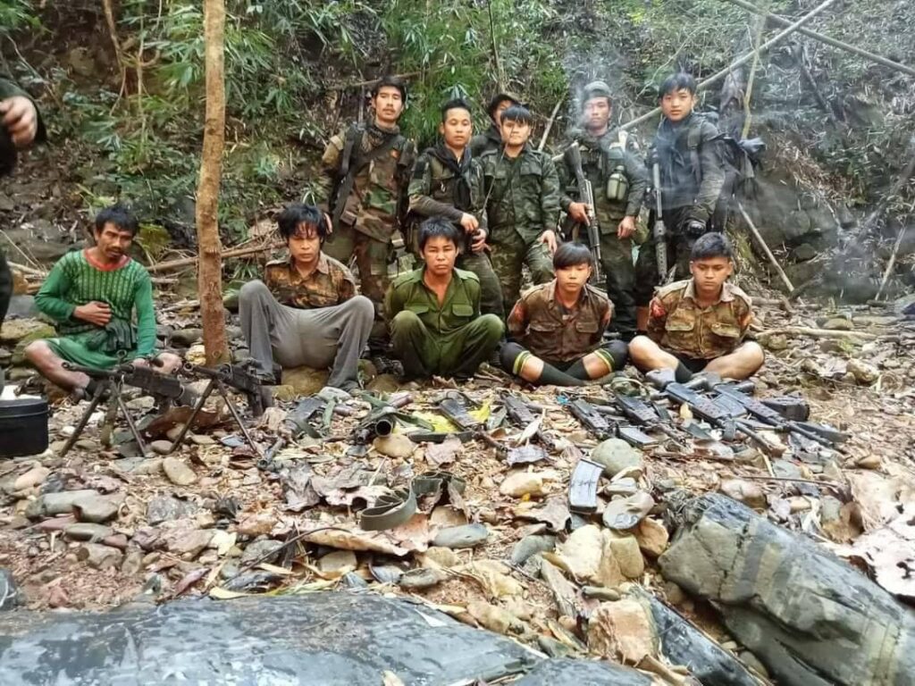 ဖေဖော်ဝါရီ ၁၉ ရက်က ဟွေခမောက်စခန်းသို့ ကုန်းလမ်းမှ ရိက္ခာလာပို့သောစစ်ကောင်စီတပ်အား ကရင်နီပူးပေါင်းတပ်ကကြားဖြတ်တိုက်ခိုက်ပြီး အရာရှိအပါအဝင် စစ်သုံ့ပန်း ၅ ဦးကိုလက်နက်များနှင့်အတူဖမ်းမိစဥ်။ ဓါတ်ပုံ- KMIC