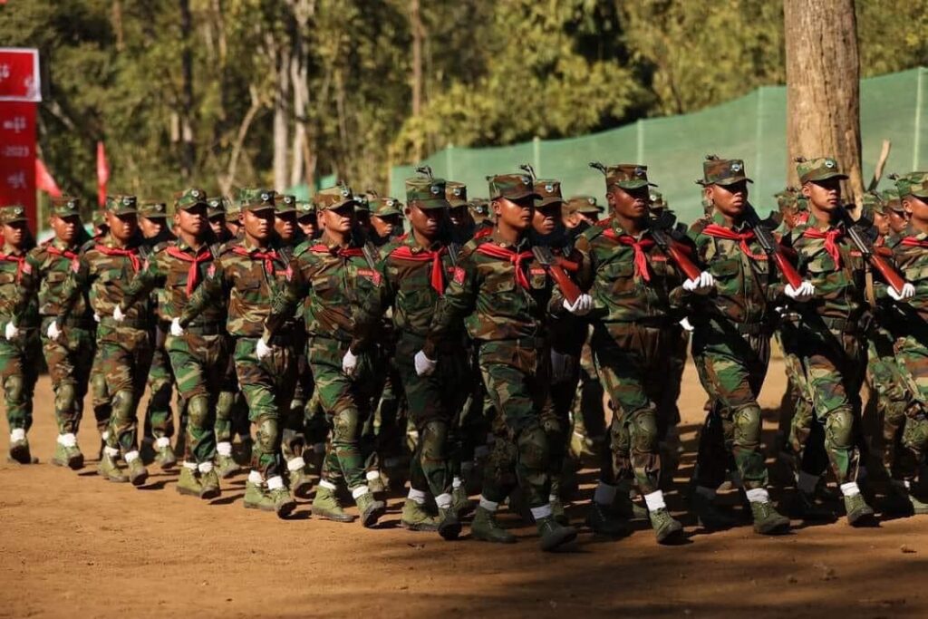 စစ်ကောင်စီတပ် လာရောက်တိုက်ခိုက်သော လေယာဉ်နှင့် TNLA တပ်သားများအား တွေ့ရစဉ်၊ ဓာတ်ပုံ - TNLA
