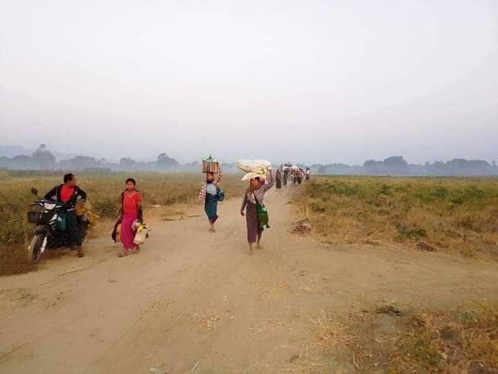 ထွက်ပြေးတိမ်းရှောင်လာရသော ဒေသခံ ပြည်သူများအား တွေ့ရစဥ်၊ ဓာတ်ပုံ-Pakokku Media