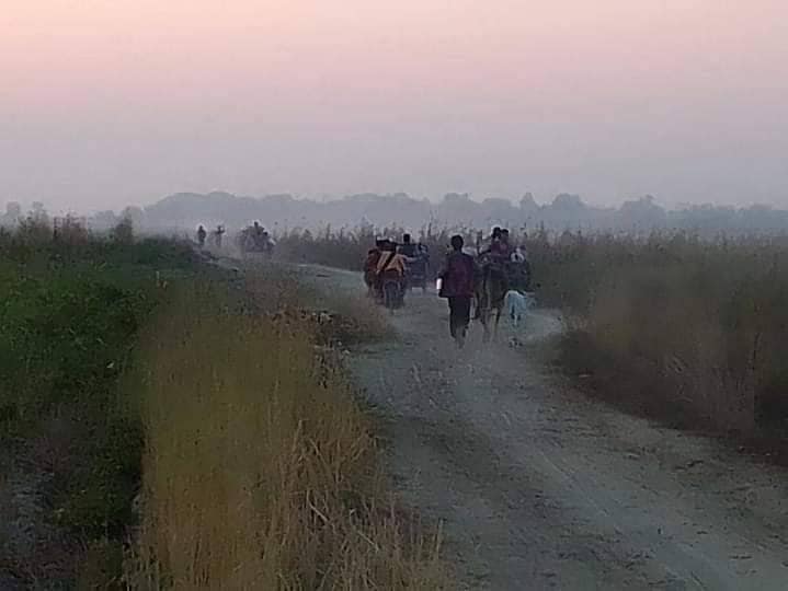ထွက်ပြေးတိမ်းရှောင်လာရသော ဒေသခံ ပြည်သူများအား တွေ့ရစဥ်၊ ဓာတ်ပုံ-Pakokku Media