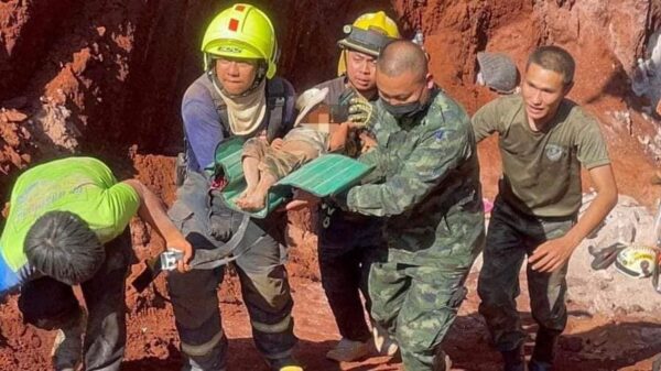(ကယ်ဆယ်​ရေးလုပ်ငန်းများ​ဆောင်ရွက်​နေစဥ်နှင့်က​လေးငယ်ကိုတွင်းထဲမှ ထုတ်လာစဥ်။ဓါတ်ပုံ-Fire & Rescue Thailand)