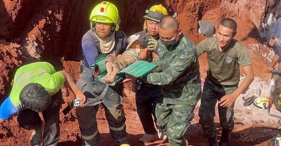 (ကယ်ဆယ်​ရေးလုပ်ငန်းများ​ဆောင်ရွက်​နေစဥ်နှင့်က​လေးငယ်ကိုတွင်းထဲမှ ထုတ်လာစဥ်။ဓါတ်ပုံ-Fire & Rescue Thailand)