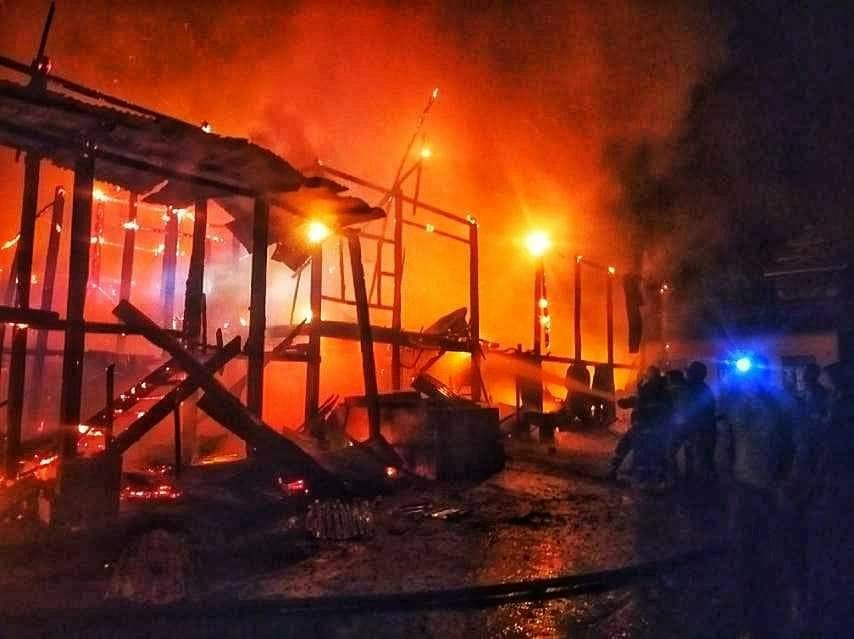 စံဖိတ်ကျေးရွာ မဏိရတနာ စံဖိတ်ကျောင်းတိုက် မီးလောင်ကျွမ်းနေစဥ်၊ ဓာတ်ပုံ - CJ