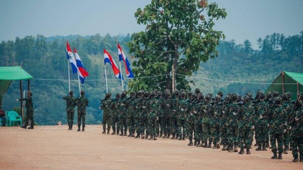 (ဟားခါး CDF မှ ရဲဘော်များအား တွေ့ရစဉ်)