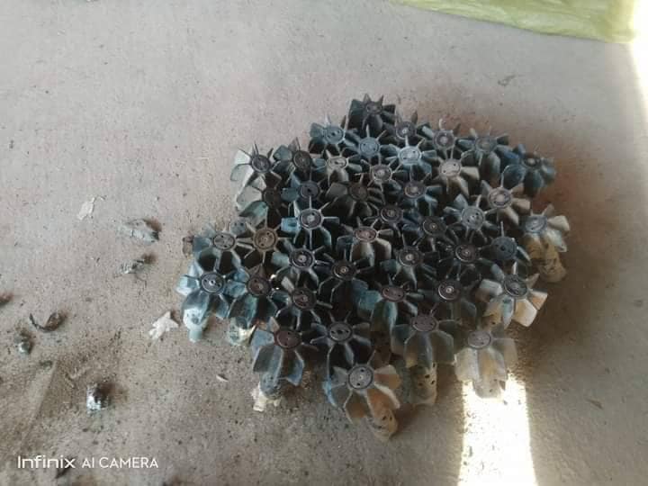 ("ဝမ်းနည်းသောမယ်တော်ဘုရားကျောင်း" လက်နက်ကြီးကျည်ထိသဖြင့်ပျက်စီး​နေမှုနှင့် စစ်​ကောင်စီတပ်ပစ်ခတ်​သောလက်နက်ကြီးကျည်အစိတ်အပိုင်းများ။ ဓါတ်ပုံ-PKPF/CJ)