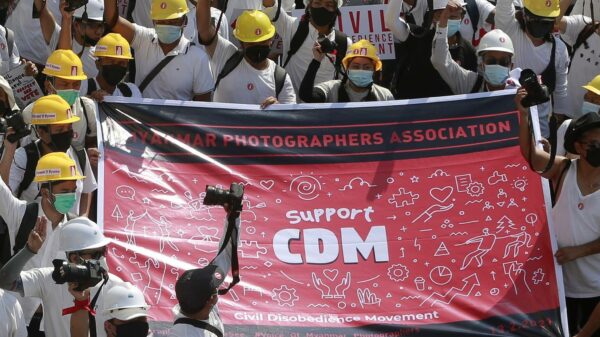 (CDM လှုပ်ရှားမှုတွင် ပါဝင်စေရန် လှုံ့ဆော်ဆန္ဒပြနေသည်ကို ၂၀၂၁ ဖေဖော်ဝါရီ ၁၃ရက်က တွေ့ရစဥ်၊ ဓာတ်ပုံ - PS)