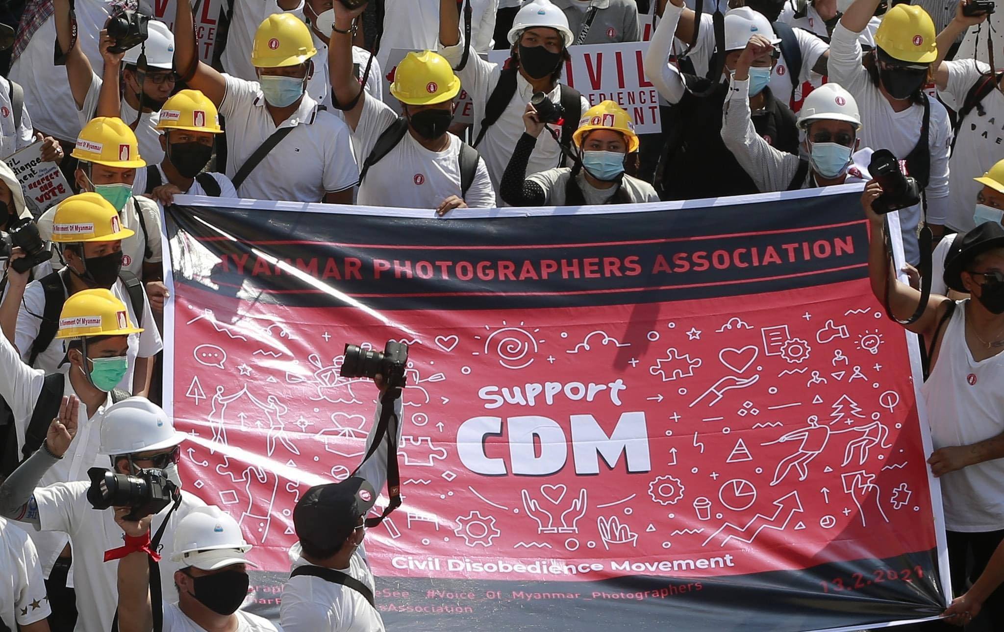 (CDM လှုပ်ရှားမှုတွင် ပါဝင်စေရန် လှုံ့ဆော်ဆန္ဒပြနေသည်ကို ၂၀၂၁ ဖေဖော်ဝါရီ ၁၃ရက်က တွေ့ရစဥ်၊ ဓာတ်ပုံ - PS)