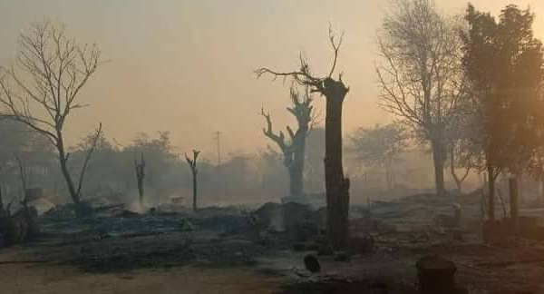 ဝက်လက်နယ်အတွင်း မီးရှို့ခံရသော ကျေးရွာတစ်ရွာအား တွေ့ရစဥ်၊ ဓာတ်ပုံ-Wetlet Informational Network
