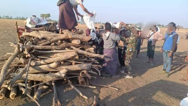 (ကျဆုံးခဲ့သော ရဲဘော်နှင့်ပြည်သူများအားမီးသင်​ဂြိုလ်နေစဥ်။ဓာတ်ပုံ-Toe Wai Aung Facebook)