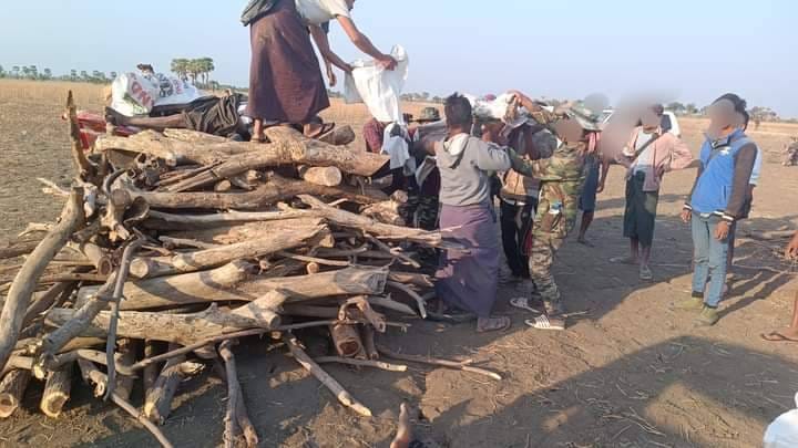(ကျဆုံးခဲ့သော ရဲဘော်နှင့်ပြည်သူများအားမီးသင်​ဂြိုလ်နေစဥ်။ဓာတ်ပုံ-Toe Wai Aung Facebook)