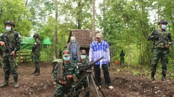 NUG ဝန်ကြီးချုပ် PDF စခန်းတစ်ခုအား ၂၀၂၂ ဇွန်လပိုင်းက သွားရောက်စစ်ဆေးနေစဉ်၊ ဓာတ်ပုံ - Lwin Ko Latt/FB