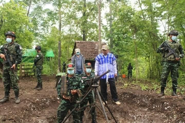 NUG ဝန်ကြီးချုပ် PDF စခန်းတစ်ခုအား ၂၀၂၂ ဇွန်လပိုင်းက သွားရောက်စစ်ဆေးနေစဉ်၊ ဓာတ်ပုံ - Lwin Ko Latt/FB
