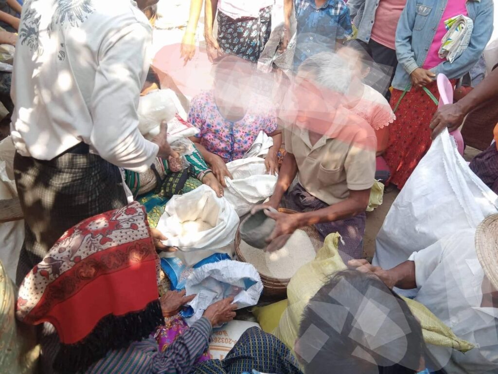 မြရိပ်ကျေးရွာအား လှူဒါန်းနေစဥ်၊ ဓာတ်ပုံ-Black Vote