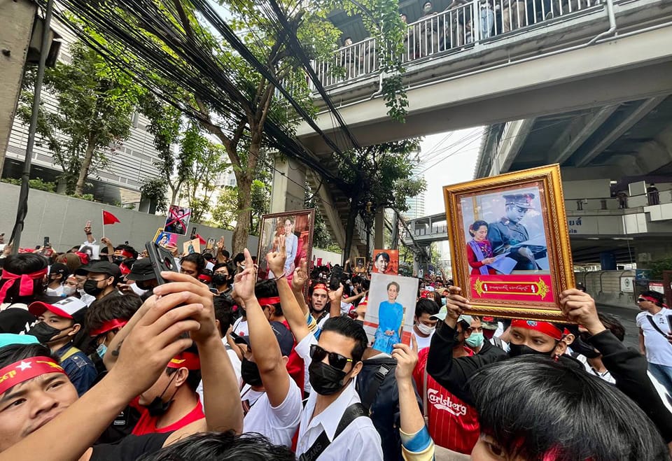 (ထိုင်းနိုင်ငံ ဘန်​ကောက်မြို့ရှိ မြန်မာသံရုံးတွင် စစ်အာဏာရှင်ဖြုတ်ချ​ရေး ဆန္ဒပြ​နေ​သောမြန်မာများ။ ဓါတ်ပုံ-People's Spring)