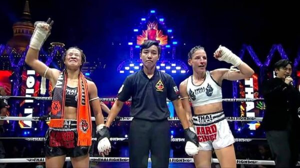 (ဘ​ရော်နီကာနှင့်ဘရာဇီးလက်​ဝှေ့မယ်ယှဥ်ပြိုင်စဥ်နှင့်ဒိုင်ဆုံးဖြတ်ချက် ​ကြေညာမှု​စောင့်​နေစဥ် ။ဓါတ်ပုံ-Lethwei Channel)