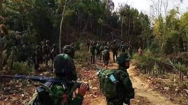 (KIA တပ်မှ ရဲဘော်များအား ရှေ့တန်းတစ်နေရာ၌ တွေ့ရစဥ်)