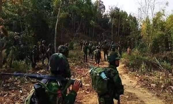 (KIA တပ်မှ ရဲဘော်များအား ရှေ့တန်းတစ်နေရာ၌ တွေ့ရစဥ်)