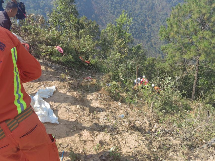 ယာဥ်တမ်းမှောက်သည့် ယာဥ်အား ဆယ်ယူနေစဥ်၊ ဓာတ်ပုံ - Myanmar Fire Services Department