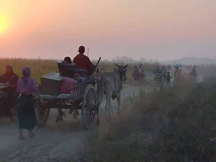 ထွက်ပြေးတိမ်းရှောင်လာရသော ဒေသခံ ပြည်သူများအား တွေ့ရစဥ်၊ ဓာတ်ပုံ-Pakokku Media