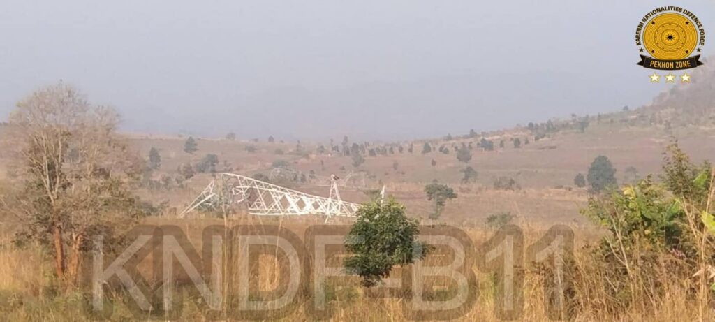 ဖျက်ဆီးဖြိုလှဲခဲ့သော လျှပ်စစ်တာဝါတိုင်အား တွေ့ရစဉ်၊ ဓာတ်ပုံ - KNDF