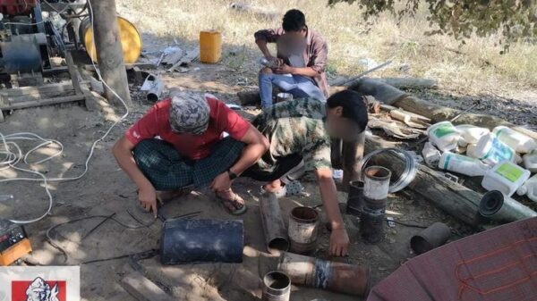 (စစ်ကောင်စီတပ်အားတိုက်ခိုက်ရာတွင်အသုံးပြုမည့် လက်လုပ်မိုင်းများထုတ်လုပ်နေသည့် တကောင်း (ပ.က.ဖ)ရဲဘော်များ အားတွေ့ရစဥ်)