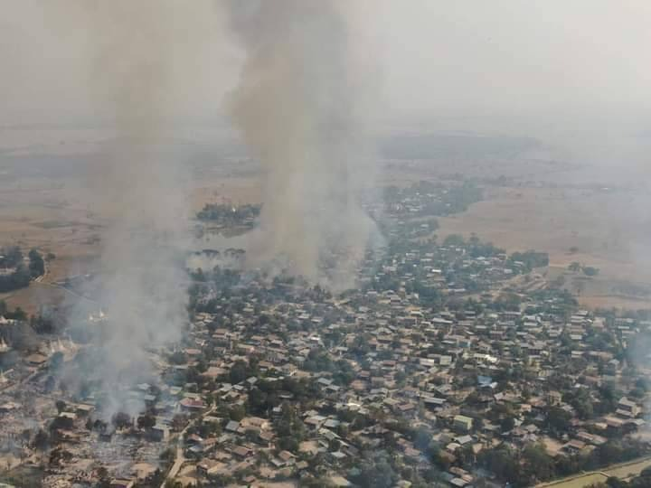ကျားရွာအား စစ်ကောင်စီတပ်က မီးရှို့ဖျက်ဆီးခဲ့စဥ်၊ ဓာတ်ပုံ-Cj