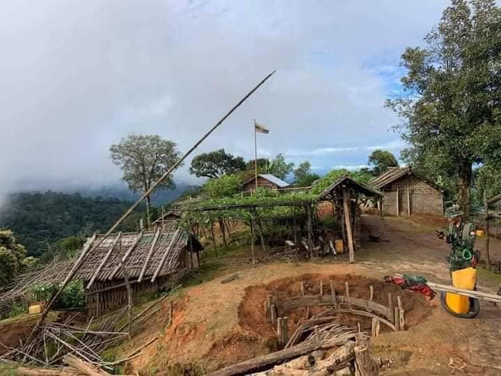 (ရှားတောရှိ စကစ တပ်စခန်းတစ်ခုအား ကရင်နီတပ်ဖွဲ့က မီးရှို့ဖျက်ဆီးထားစဉ်၊ဓာတ်ပုံ - KA)