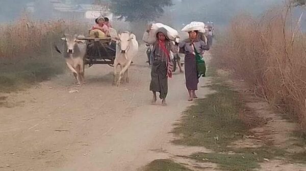 ထွက်ပြေးတိမ်းရှောင်လာရသော ဒေသခံ ပြည်သူများအား တွေ့ရစဥ်၊ ဓာတ်ပုံ-Pakokku Media
