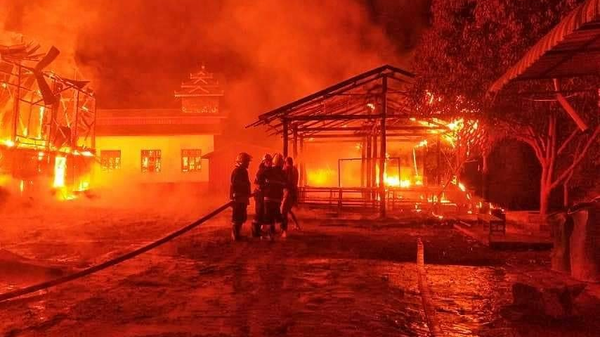 စံဖိတ်ကျေးရွာ မဏိရတနာ စံဖိတ်ကျောင်းတိုက် မီးလောင်ကျွမ်းနေစဥ်၊ ဓာတ်ပုံ - CJ
