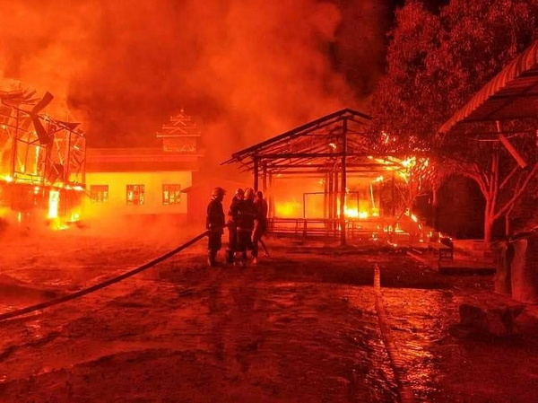စံဖိတ်ကျေးရွာ မဏိရတနာ စံဖိတ်ကျောင်းတိုက် မီးလောင်ကျွမ်းနေစဥ်၊ ဓာတ်ပုံ - CJ