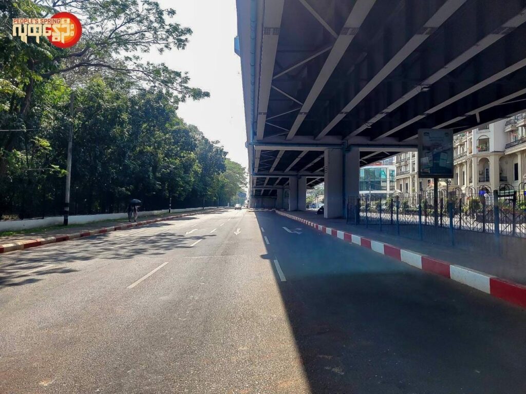 (ရန်ကုန်၊ မုံရွာ ၊မင်းတပ်မြို့များတွင် အသံတိတ်သပိတ်ဆင်နွှဲနေကြစဥ်။ ။ဓါတ်ပုံ-PS၊CJ)