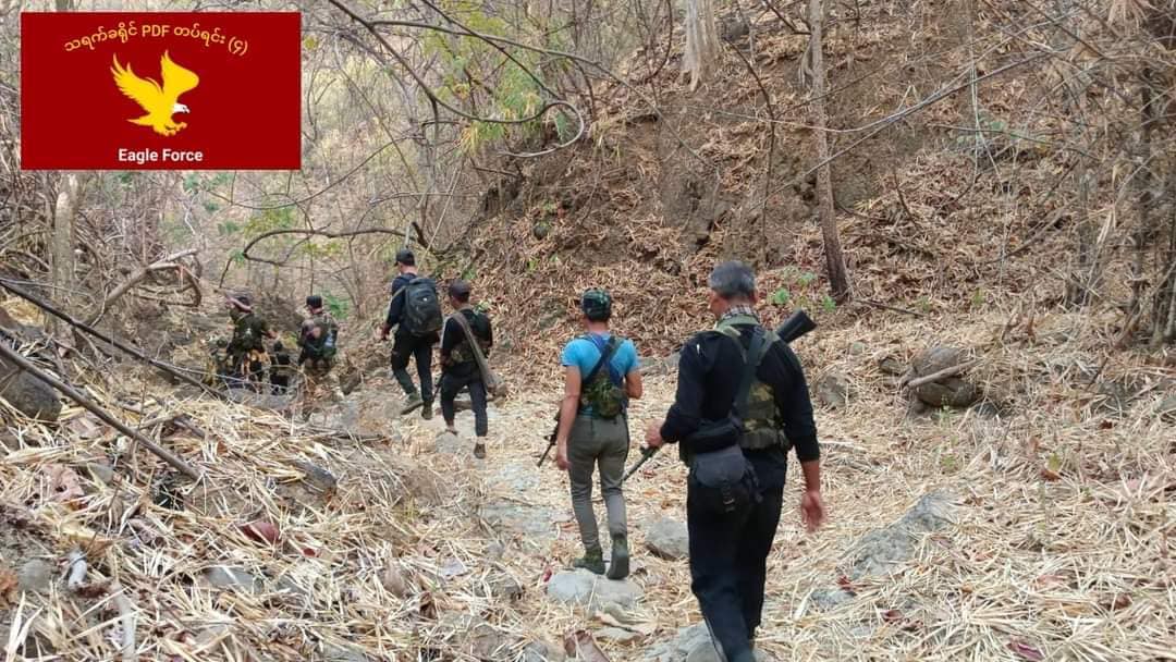 (သရက်ခရိုင် တပ်ရင်း (၄) Eagle Forceမှ ရဲဘော်များအား တွေ့ရစဉ်)