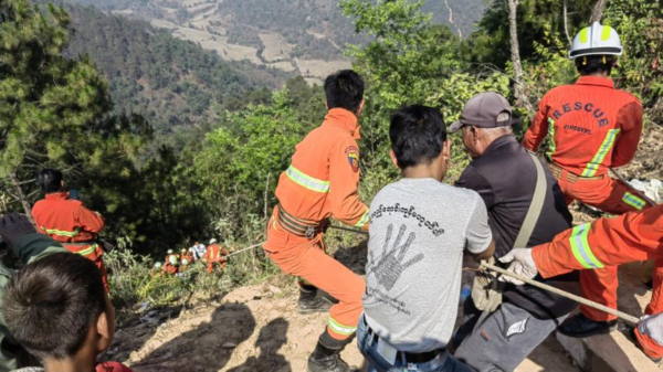 ယာဥ်တမ်းမှောက်သည့် ယာဥ်အား ဆယ်ယူနေစဥ်၊ ဓာတ်ပုံ - Myanmar Fire Services Department