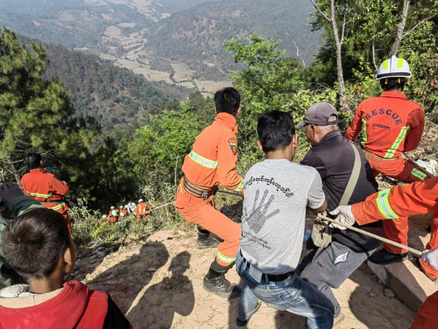 ယာဥ်တမ်းမှောက်သည့် ယာဥ်အား ဆယ်ယူနေစဥ်၊ ဓာတ်ပုံ - Myanmar Fire Services Department