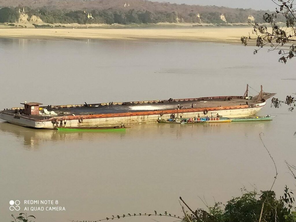 (စစ်တပ်၏ ထောက်ပို့သင်္ဘောပေါ်မှ လက်နက်ခဲယမ်း၊စက်သုံးဆီနှင့် စားနပ်ရိက္ခာများကို PDF များကအပြီးသတ်သယ်ယူပြီးနောက် မြင်တွေ့ရမှု ။ဓါတ်ပုံ-KLG-PDF)