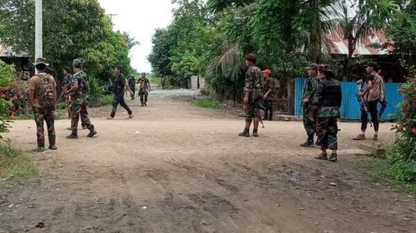 က​လေးမြို့တွင် ကင်းလှည့်​နေ​သော​တော်လှန်​ရေးအင်အားစုများ ။ ဓါတ်ပုံ-CJ