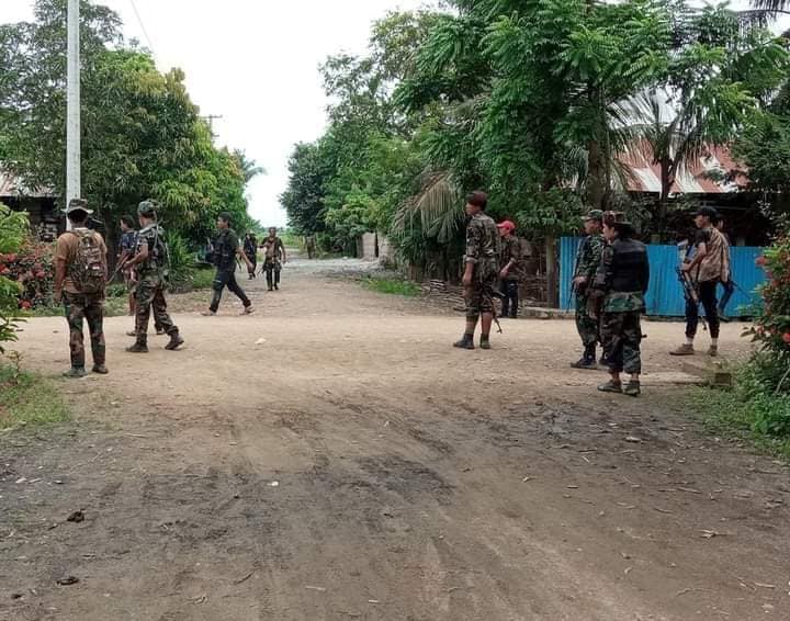 က​လေးမြို့တွင် ကင်းလှည့်​နေ​သော​တော်လှန်​ရေးအင်အားစုများ ။ ဓါတ်ပုံ-CJ